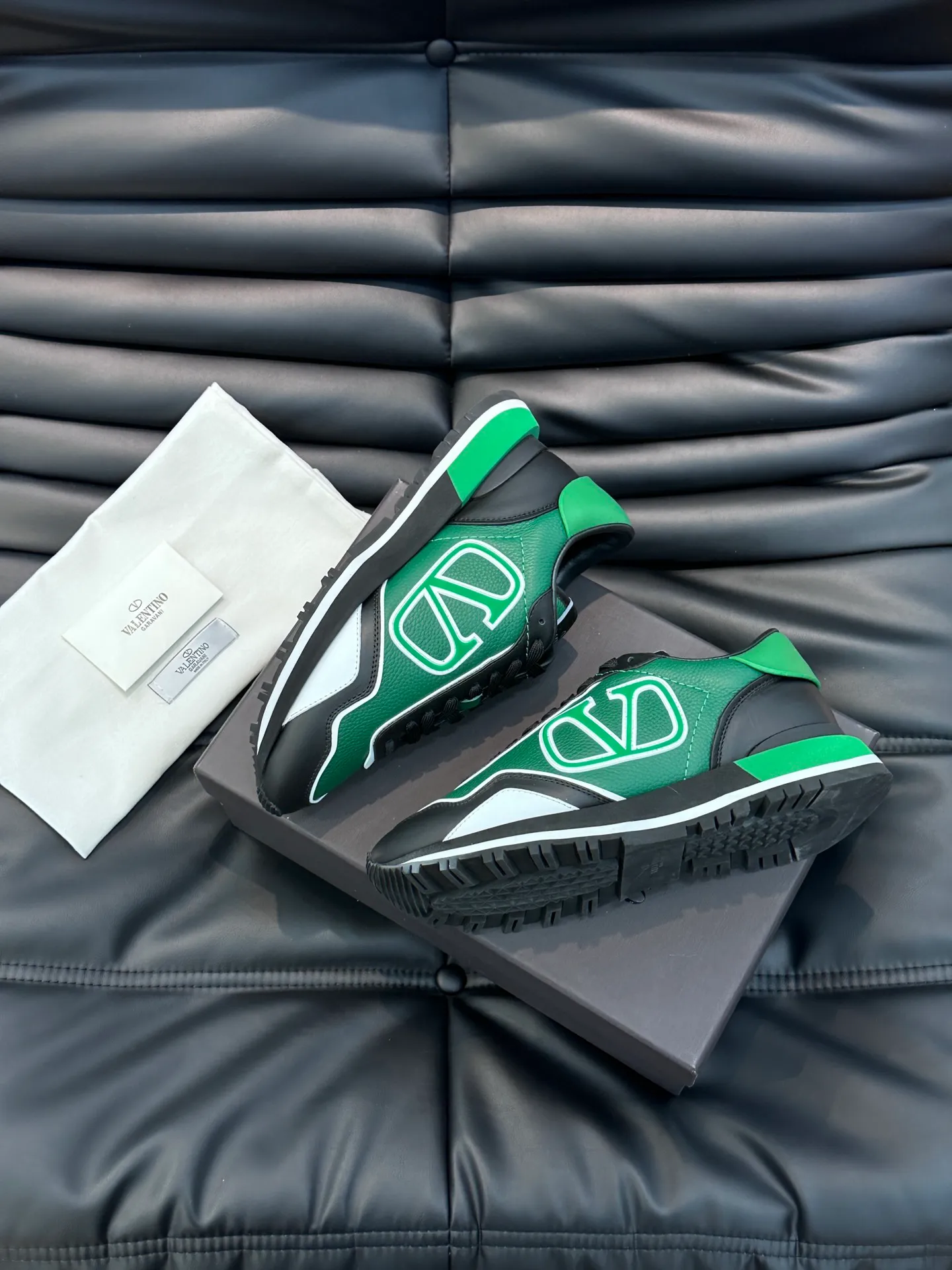 P540💰 Product trademark: VALENTINO "Valentino" Regular size: 38-44 [45 customized] Product material: Warren men's casual sports shoes, made of imported first-layer cowhide, with brand emblem on the tongue, rivet rubber outsole, non-slip, wear-resistant and shock-absorbing, cowhide lining foot pads, comfortable and breathable, with original box packaging equation bag!